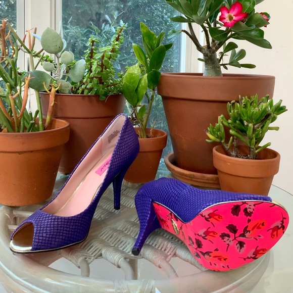 Betsey Johnson Shoes - BETSEY JOHNSON Ponzay Leather Heels